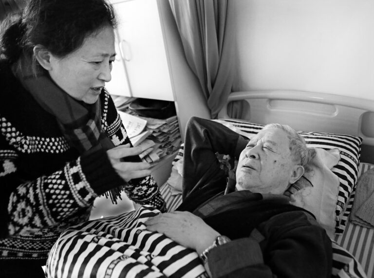 Han Qiang - 13、2015年，杨大方突发脑溢血住院期间，与中国细菌战受害者诉讼原告团团长王选女士研究受害者治疗方案。